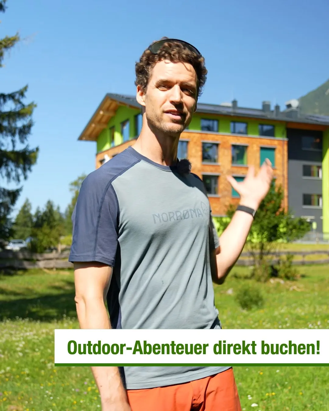Thilo zeigt im Werbespot auf das Explorer Hotel hinter ihm, darunter die Einblendung Outdoor-Abenteuer direkt buchen