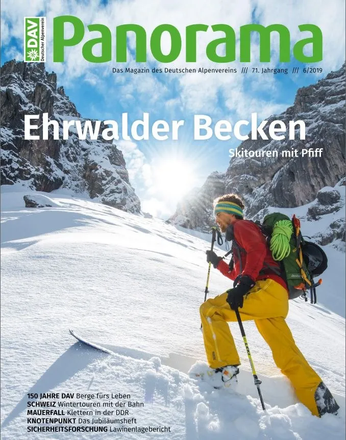 Titelseite DAV Panorama „Ehrwalder Becken“ mit Thilo beim Skitouren-Aufstieg