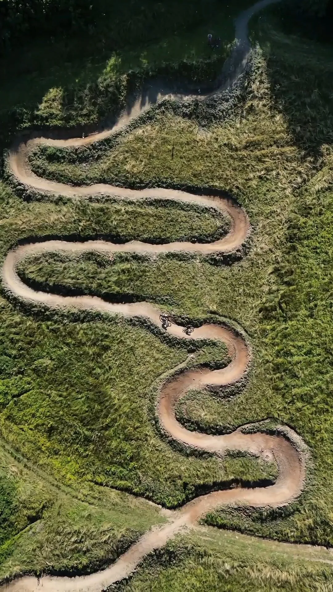 Drohnenaufnahme: zwei Mountainbiker auf dem geschwungenen Kirchberg Trail