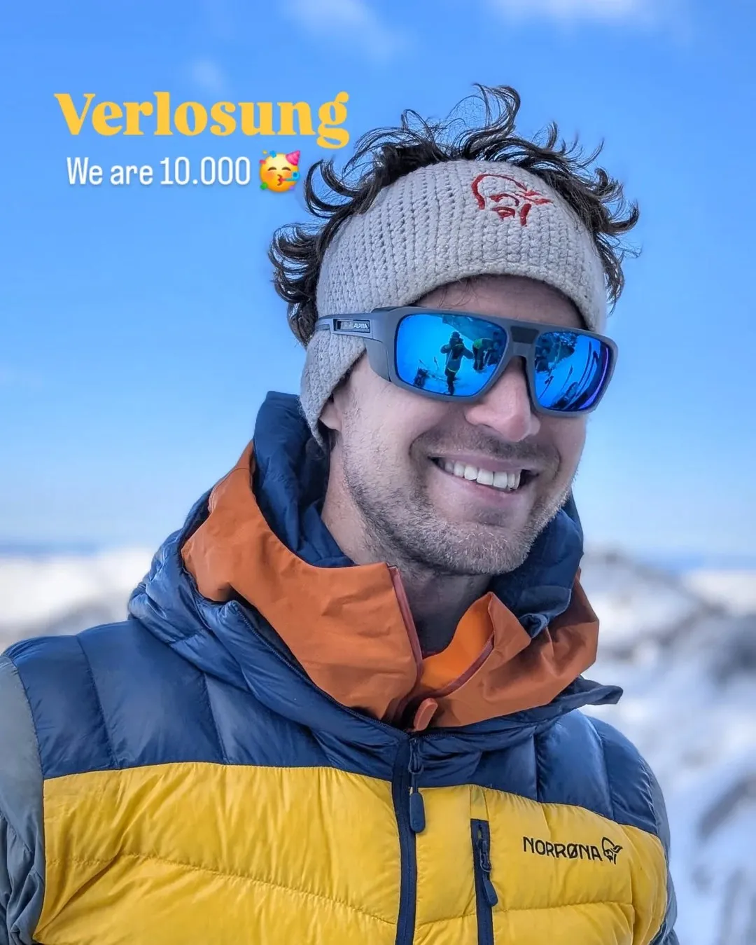 Thilo mit Alpina-Gletscherbrille und Stirnband vor Schneebergen