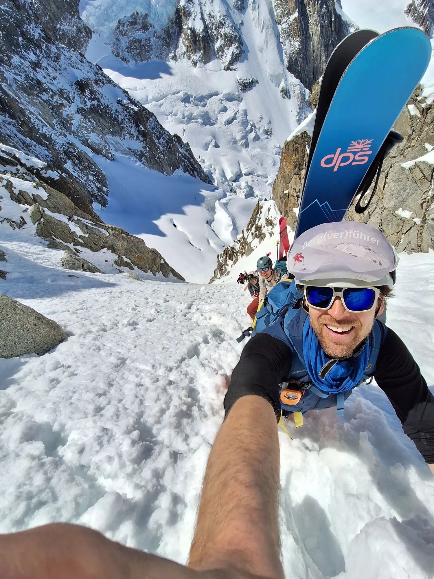 Selfie in einer steilen Rinne mit DPS-Ski am Rucksack