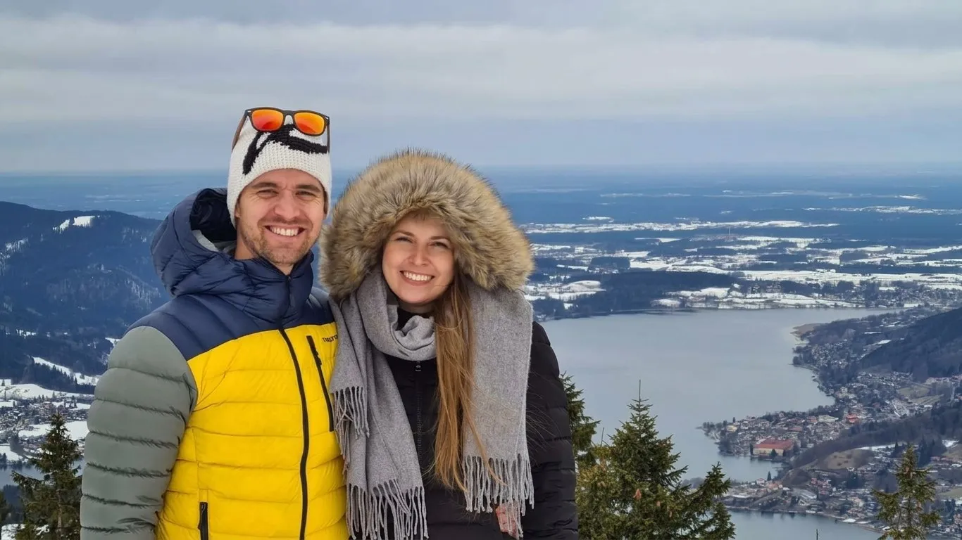 Thilo und Franziska im Winter über dem Tegernsee