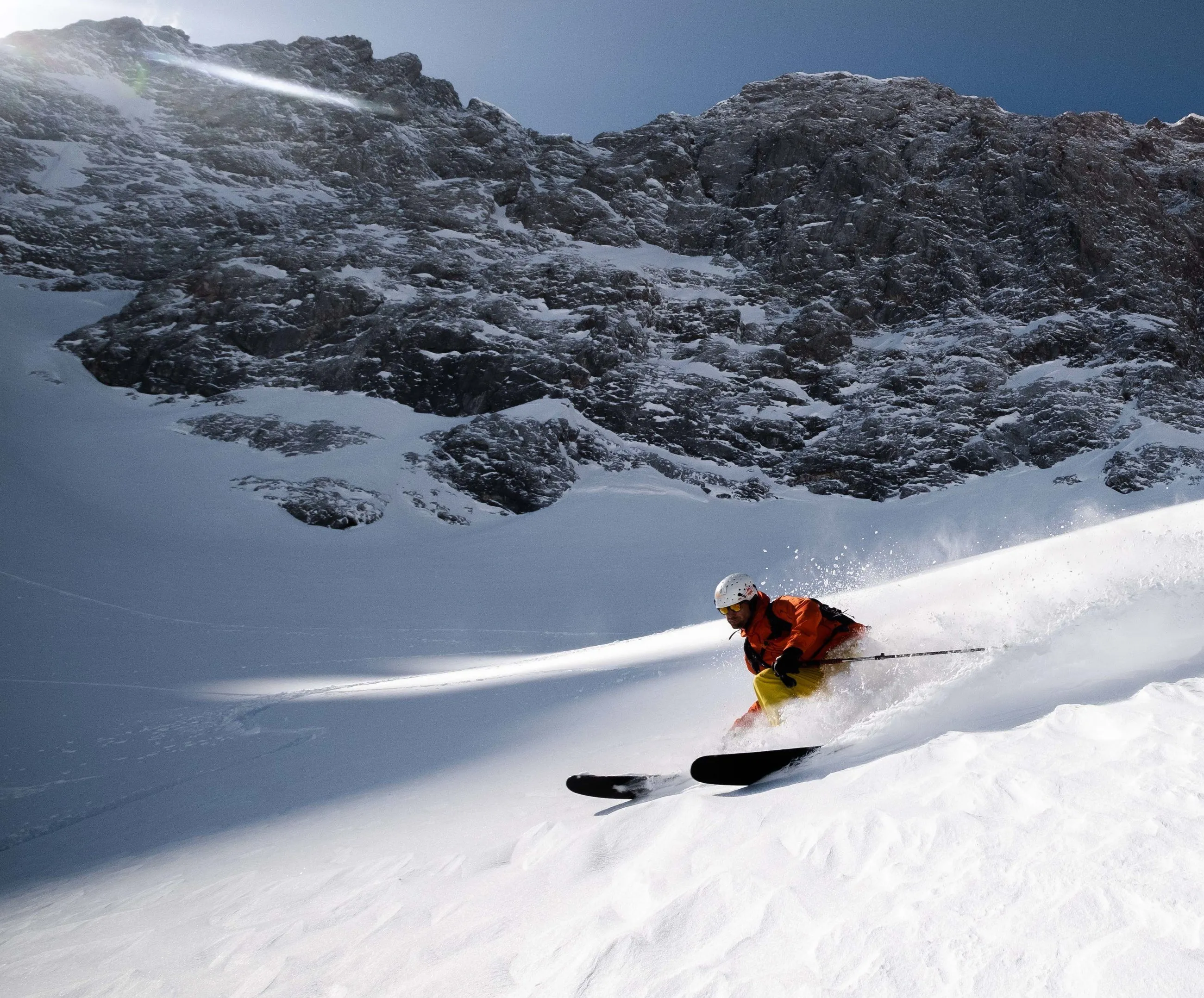 Thilo bei der Abfahrt im Pulverschnee unter Felswänden im Wörnerkar