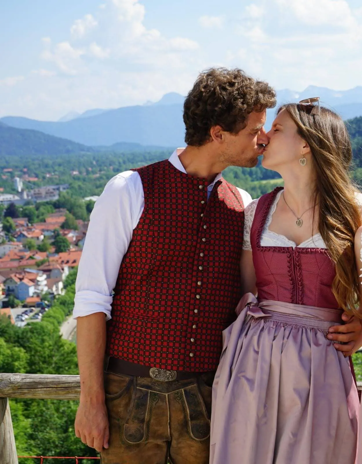 Thilo und Franziska in Tracht vor Bergpanorama