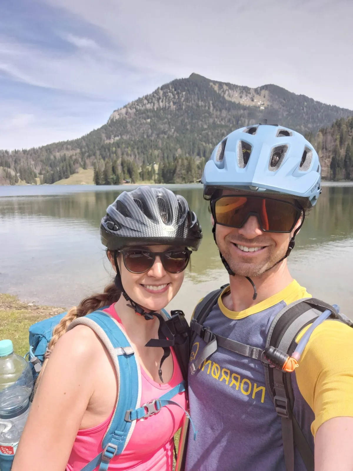Thilo und Franziska mit Bikehelmen an einem Bergsee