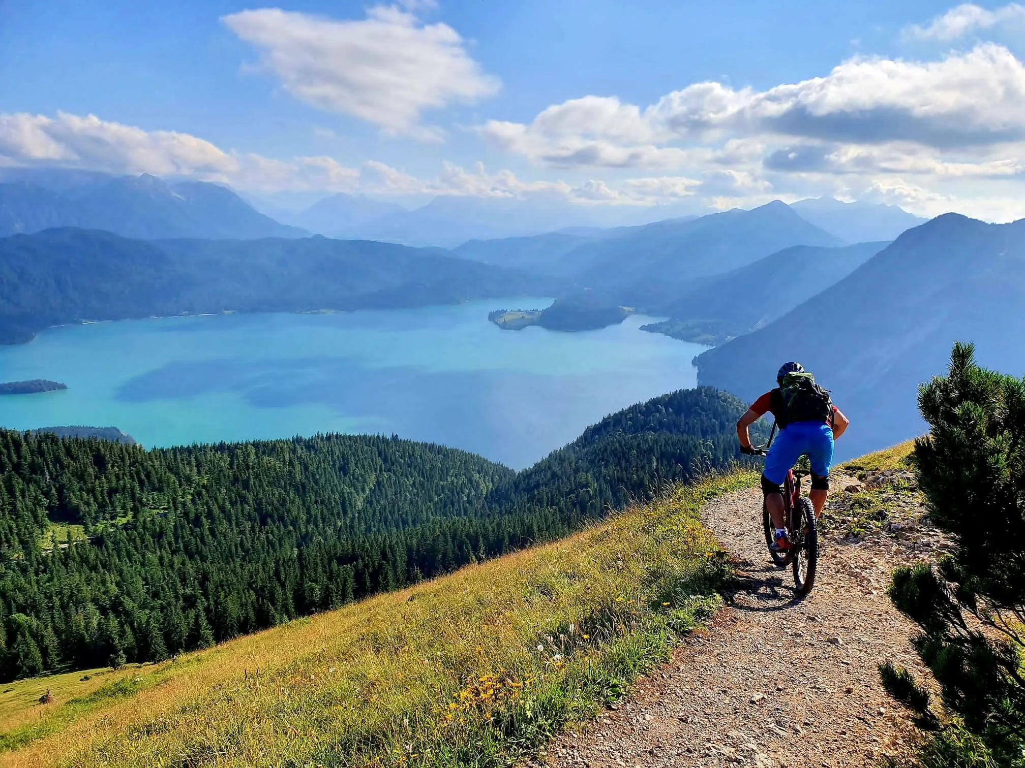 Thilo auf dem Mountainbike-Trail hoch über dem türkisen Walchensee