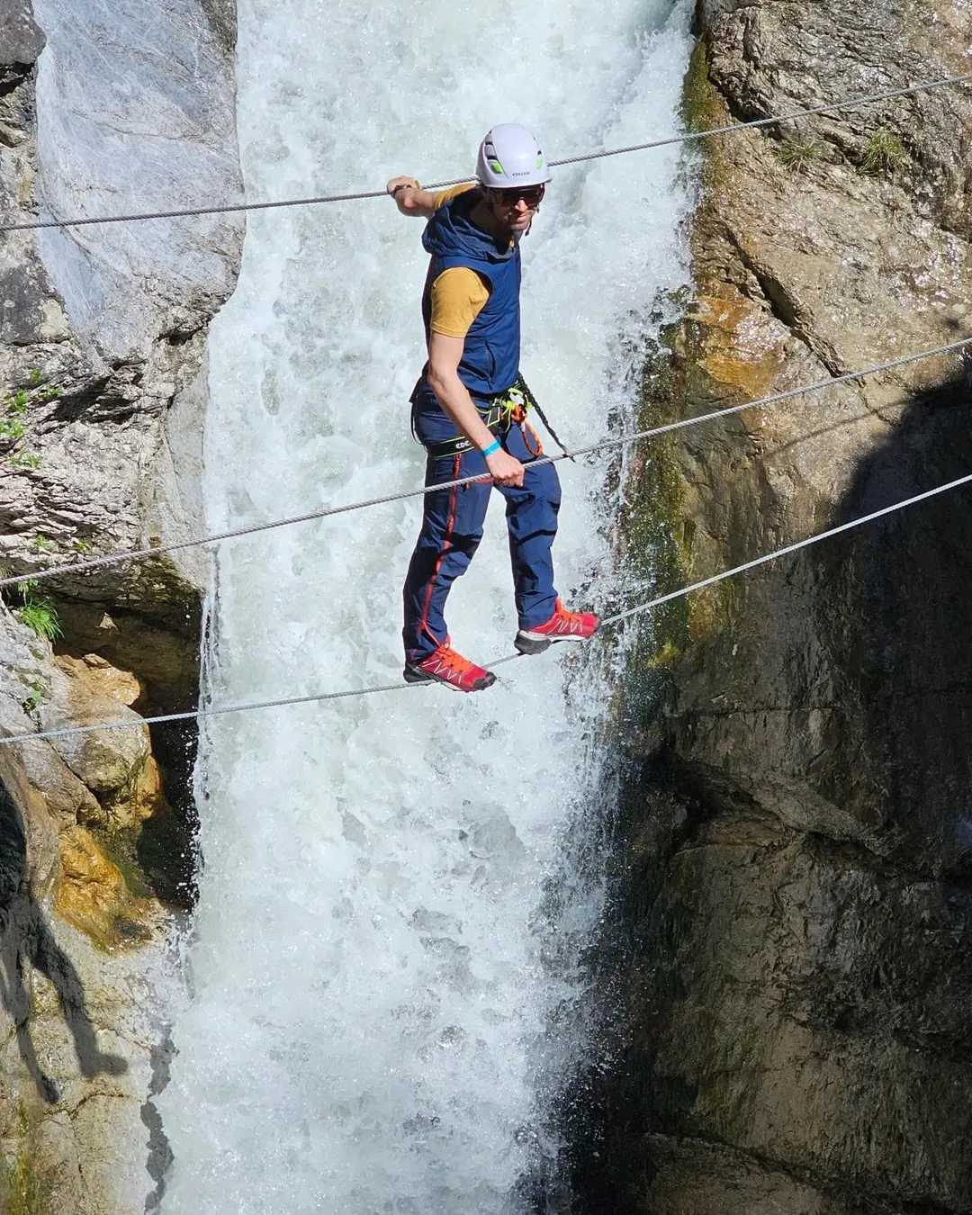 Klettersteig über einem Wasserfall in der Galitzenklamm