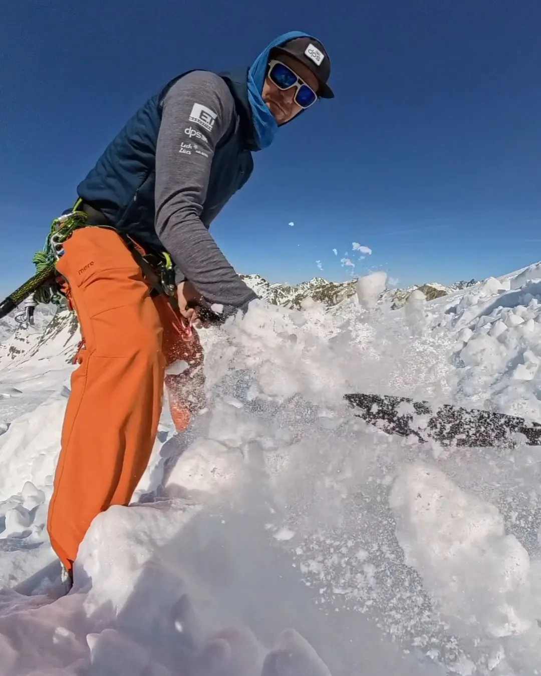 Thilo schaufelt mit der PurePeak-Lawinenschaufel, der Schnee fliegt Richtung Kamera