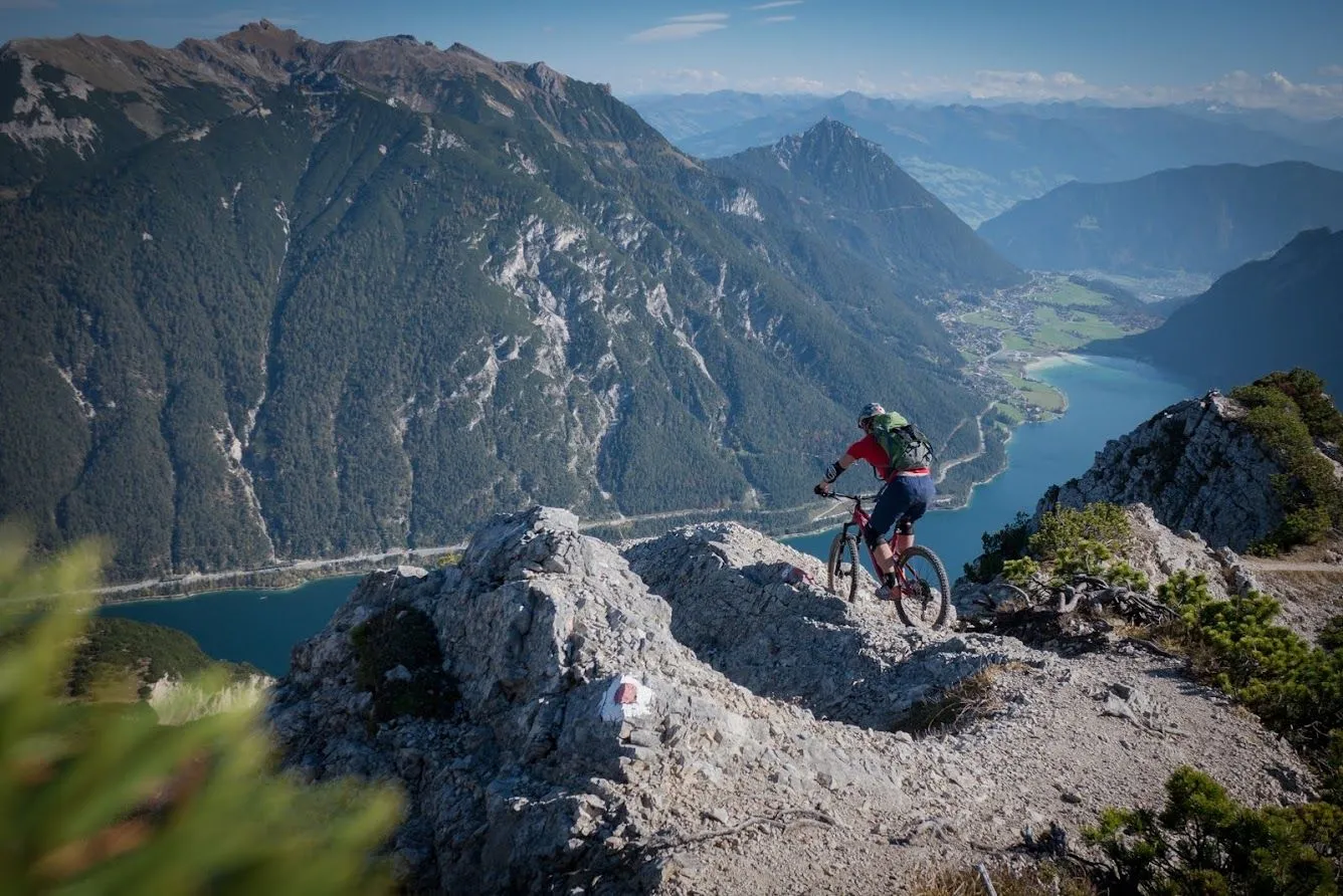 Mountainbiker auf einem Grat über dem Achensee