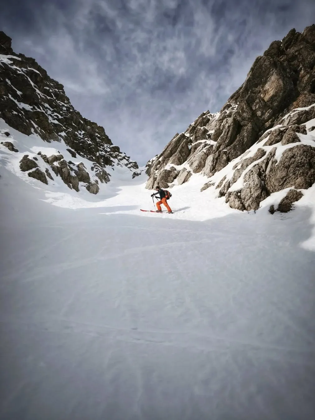Karussell-Cover: Skitourengeher in einer verschneiten Rinne im Lechtal